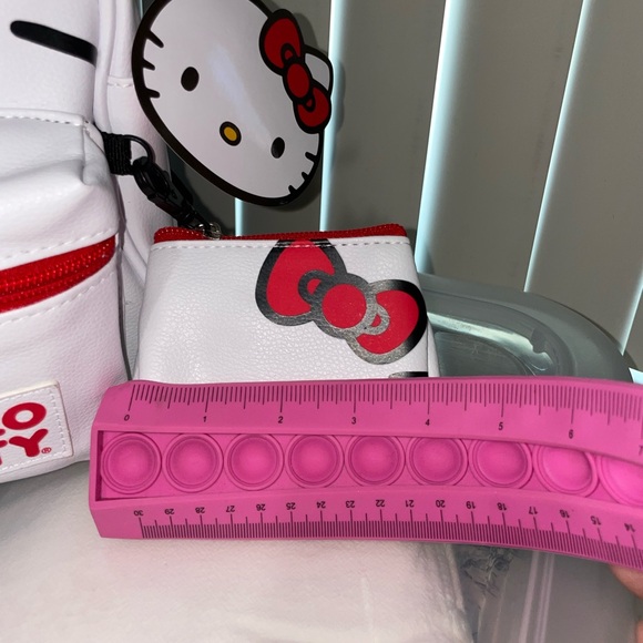 Hello Kitty White and Red Backpack with Iconic Design - Picture 4 of 11